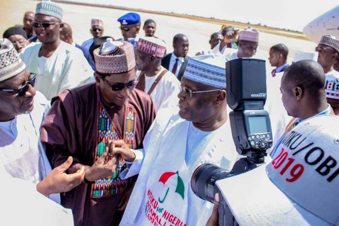 Atiku yayin musabaha da jiga-jigan PDP a Birnin Shehu Atiku yayin musabaha da jiga-jigan PDP a Birnin Shehu