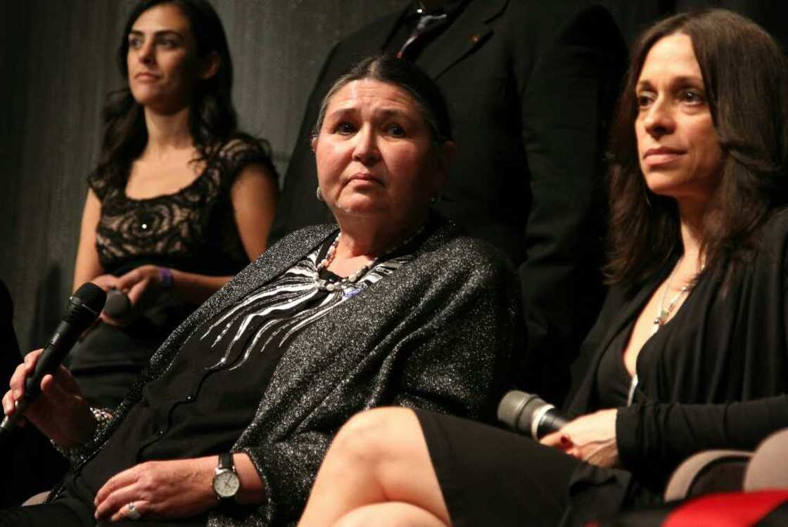 Sacheen Littlefeather (L), who is Apache and Yauqui, was heckled at the 1973 Academy Awards while explaining why an absent Brando could not accept his best actor Oscar Sacheen Littlefeather (L), who is Apache and Yauqui, was heckled at the 1973 Academy Awards while explaining why an absent Brando could not accept his best actor Oscar