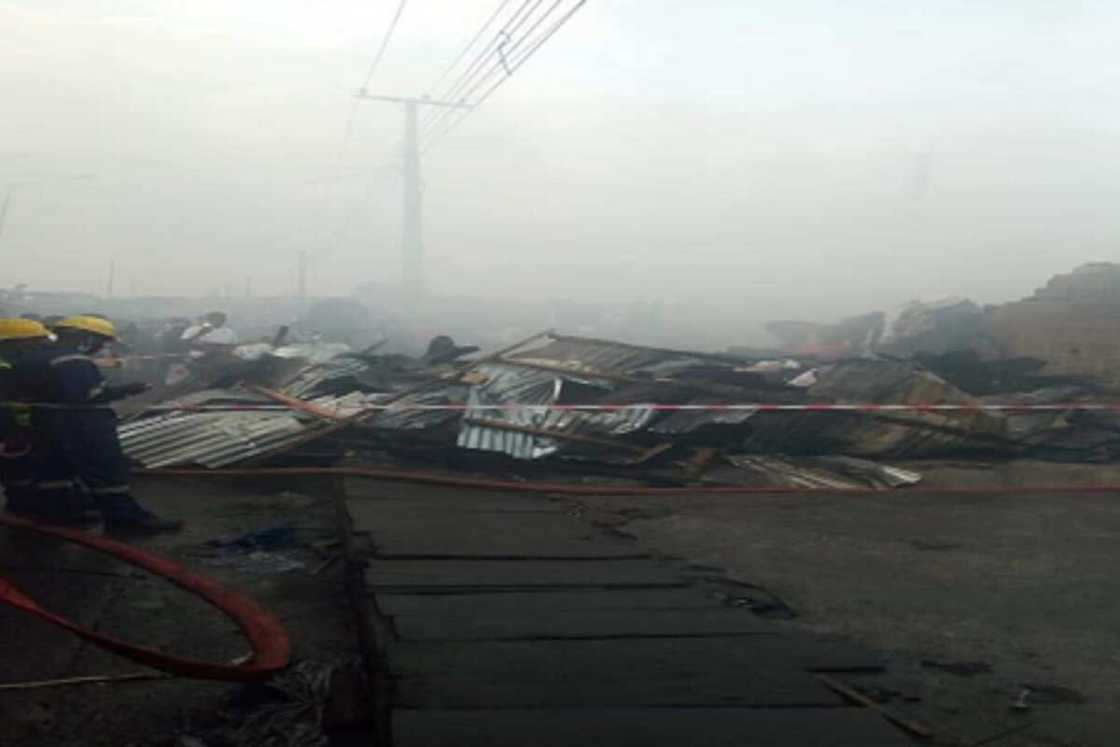 Yanzu Yanzu: Gobara ta tashi a sananiyyar kasuwar Katangowa da ke Lagas (hotuna) Yanzu Yanzu: Gobara ta tashi a sananiyyar kasuwar Katangowa da ke Lagas (hotuna)