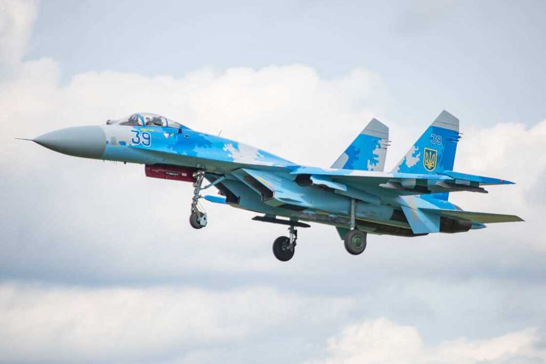 Sukhoi SU-27 Flanker 39 flying