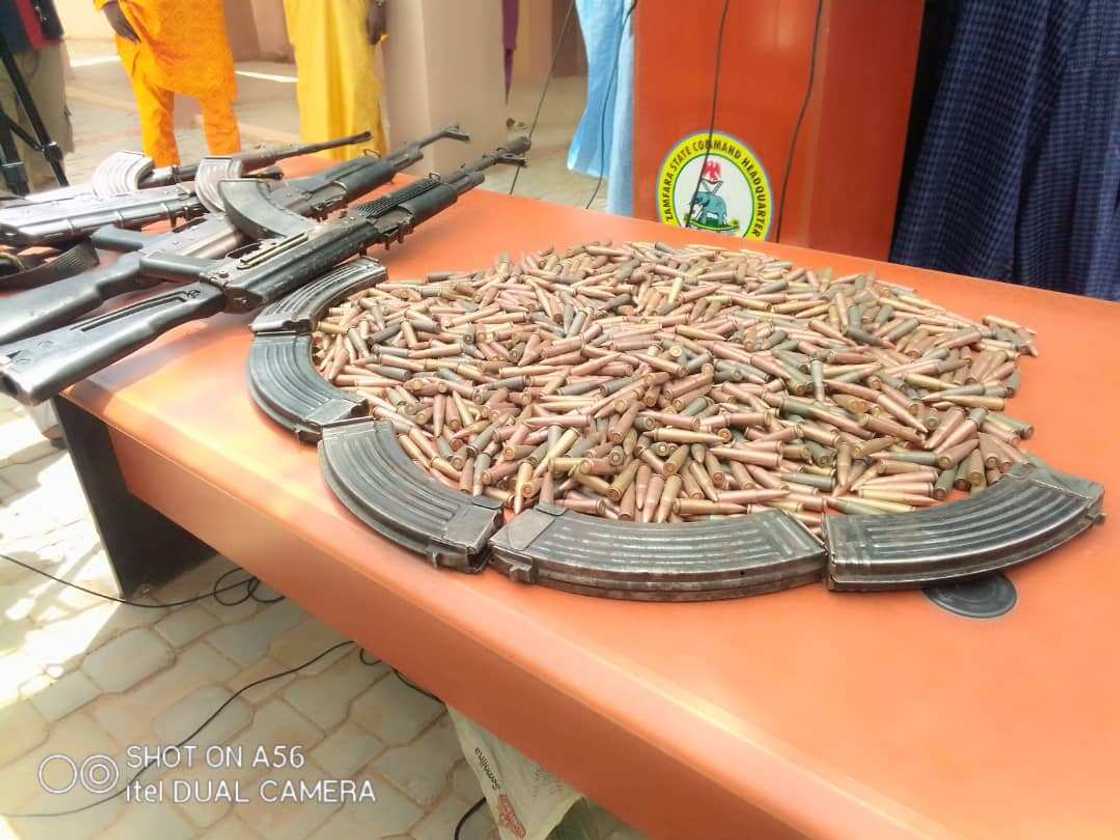 An damke tsagerun yan bindiga 5 a Zamfara da muggan makamai
Hoto: @tvcnewsng An damke tsagerun yan bindiga 5 a Zamfara da muggan makamai
Hoto: @tvcnewsng