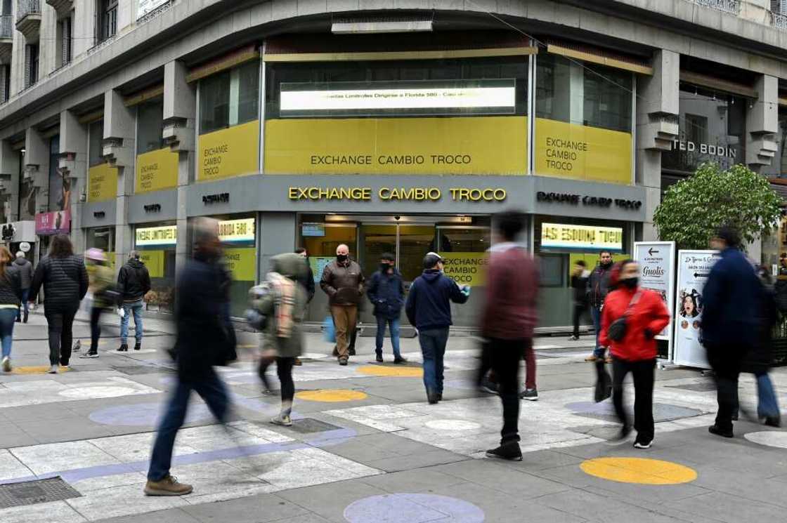 In 2021, economist Nicolas Gadano -- a former Central Bank director -- estimated that Argentines held about $200 billion in banknotes -- 10 percent of all the dollars in circulation in the world In 2021, economist Nicolas Gadano -- a former Central Bank director -- estimated that Argentines held about $200 billion in banknotes -- 10 percent of all the dollars in circulation in the world