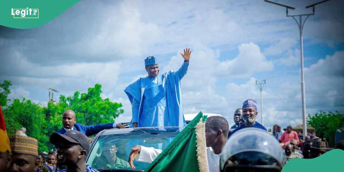 Tambuwal said he was honoured to be received by the cheering crowd.