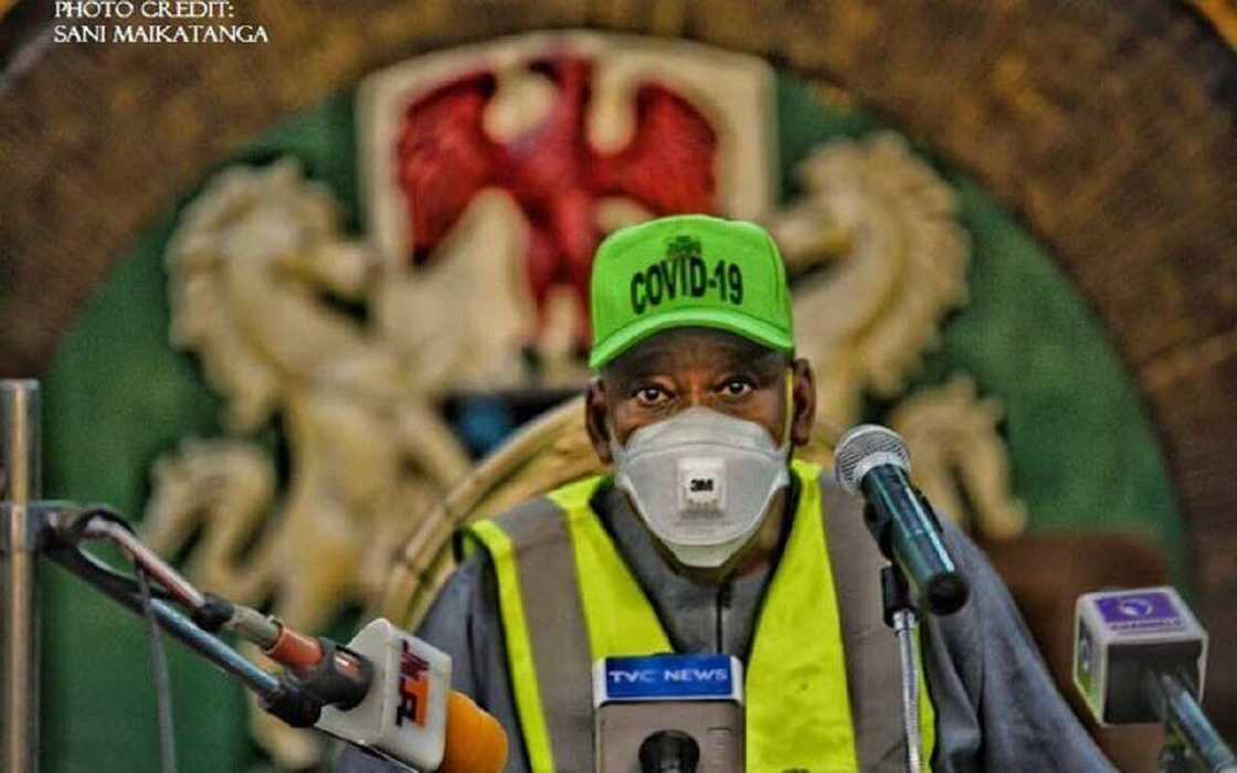 Gwamnan Kano Ganduje ya yi wa Kwankwaso ta'aziyyar rasuwar mahaifin sa Gwamnan Kano Ganduje ya yi wa Kwankwaso ta'aziyyar rasuwar mahaifin sa