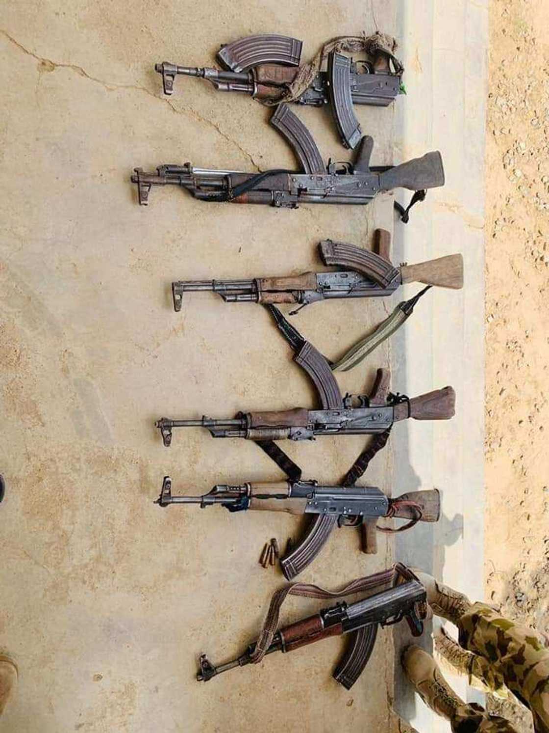 Rubdugu: Sojoji, 'Civilian JTF, maharba da 'Yansakai sun yi wa 'yan Boko Haram kaca-kaca a maboyarsu (Hotuna) Rubdugu: Sojoji, 'Civilian JTF, maharba da 'Yansakai sun yi wa 'yan Boko Haram kaca-kaca a maboyarsu (Hotuna)