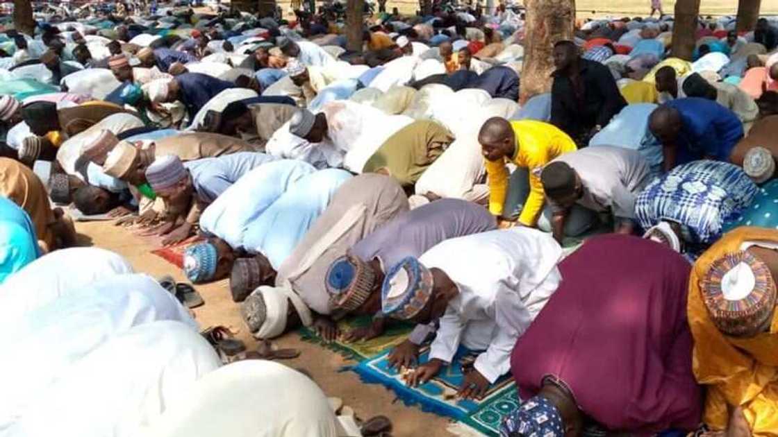 Hotunan yadda mutanen Zaria suka yi wa 'yan bindiga sallar kunuti Hotunan yadda mutanen Zaria suka yi wa 'yan bindiga sallar kunuti