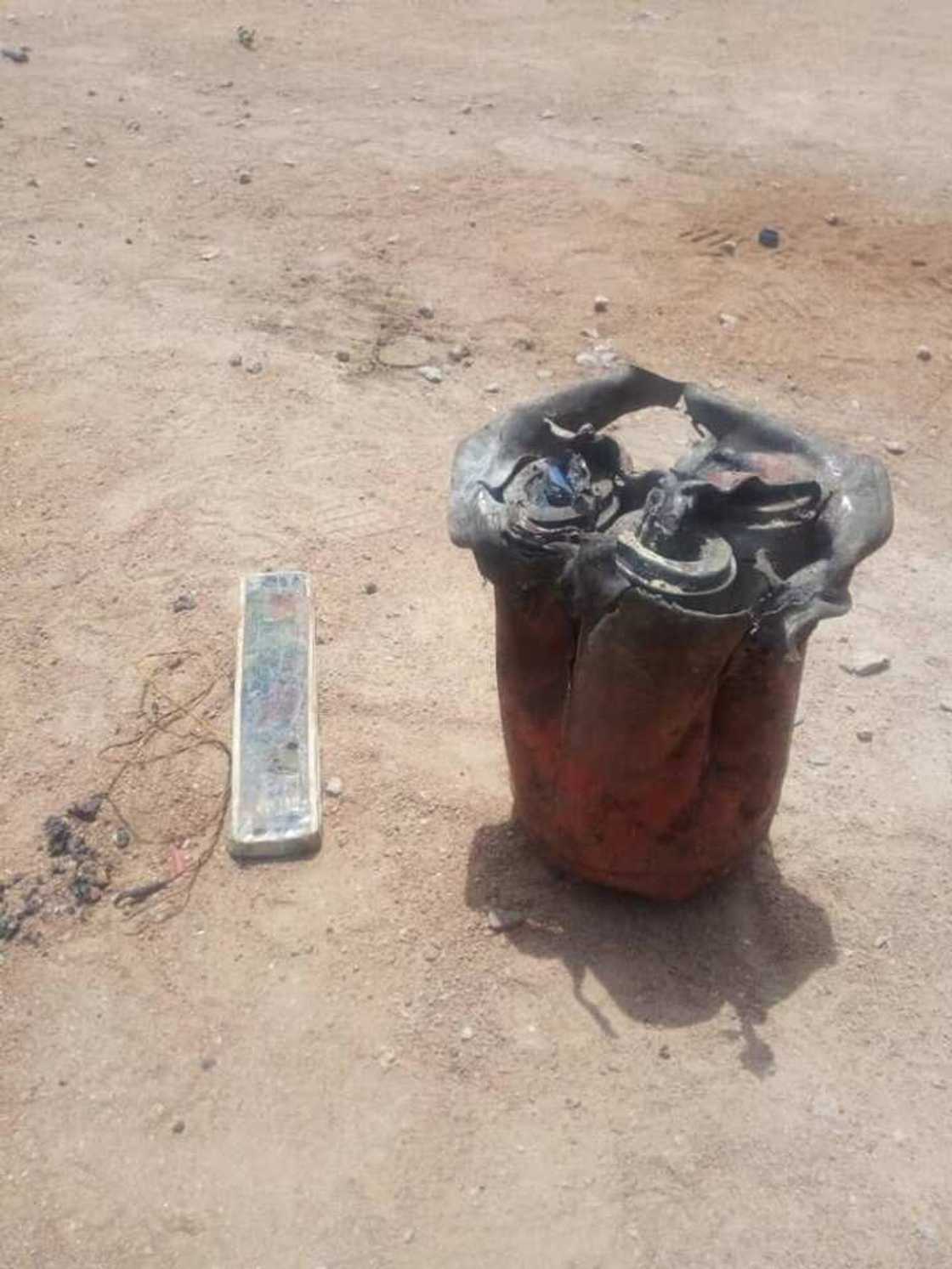 Dakarun soji sun dakile harin kwanton bauna, sun kashe 'yan ta'adda 2 a Borno (Hotuna) Dakarun soji sun dakile harin kwanton bauna, sun kashe 'yan ta'adda 2 a Borno (Hotuna)