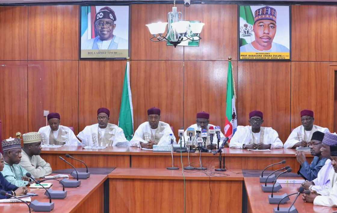 Gwamna Zulum ya yaba wa jami'an tsaro Gwamna Zulum ya yaba wa jami'an tsaro