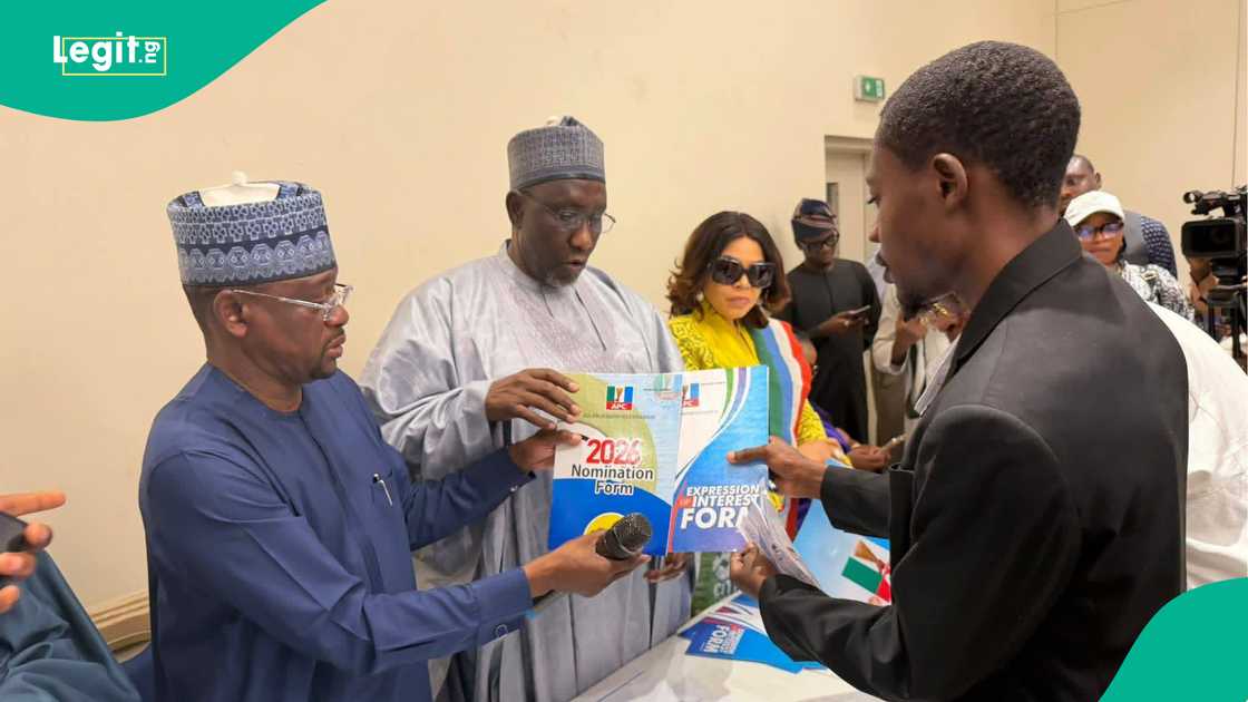 Tsohon shugaban 'yan sandan Najeriya, Mohammed Adamu ya sayi fom din takarar gwamnan Nasarawa.