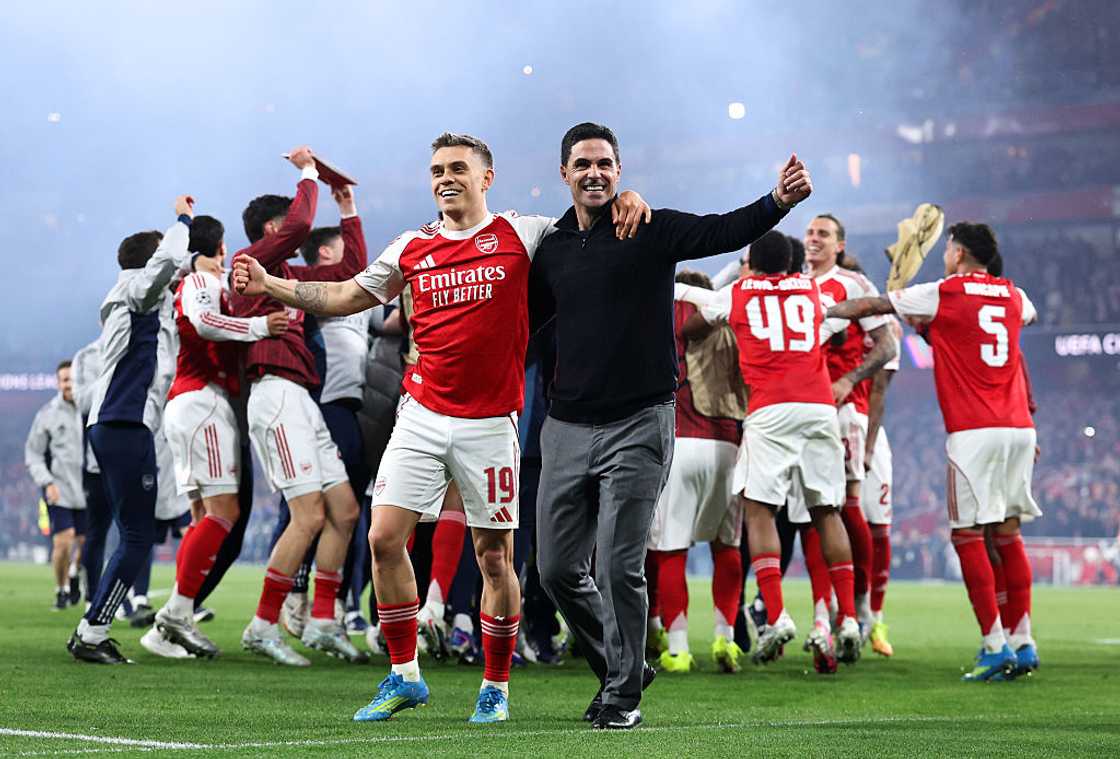 Arsenal head coach Mikel Arteta celebrates with footballer Leandro Trossard