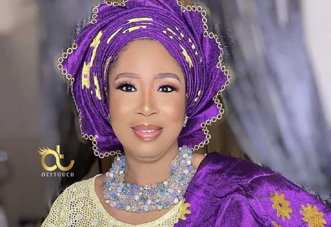 Budurwa ta gaji da ganin mahaifiyarta babu miji, ta bazama nema mata a Twitter Budurwa ta gaji da ganin mahaifiyarta babu miji, ta bazama nema mata a Twitter