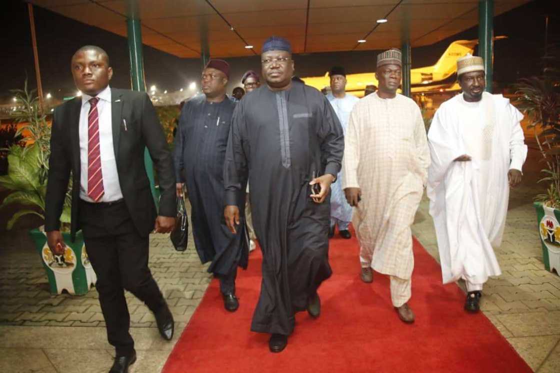 Sanata Ahmed Lawan yayin barin filin jirgin saman Nnamdi Azikiwe cikin tawagar sanatoci da hadimai bayan dawowa daga aikin Hajji Sanata Ahmed Lawan yayin barin filin jirgin saman Nnamdi Azikiwe cikin tawagar sanatoci da hadimai bayan dawowa daga aikin Hajji