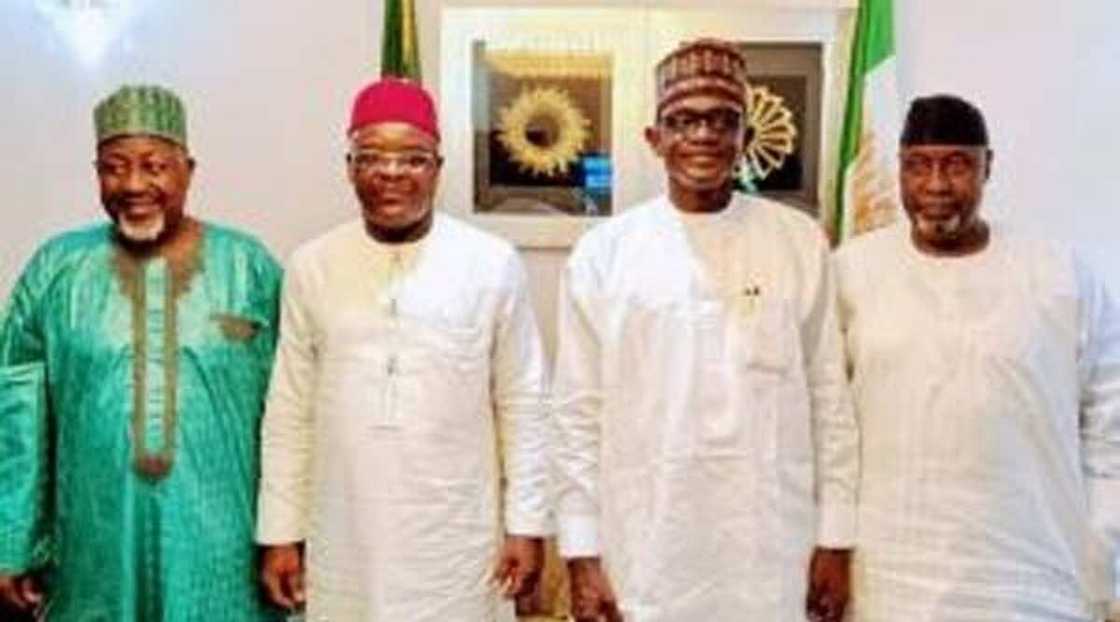 Labari Da Ɗuminsa: Tsohon Babban Hafsan Sojin Ƙasa, Ihejirika, ya shiga APC Labari Da Ɗuminsa: Tsohon Babban Hafsan Sojin Ƙasa, Ihejirika, ya shiga APC