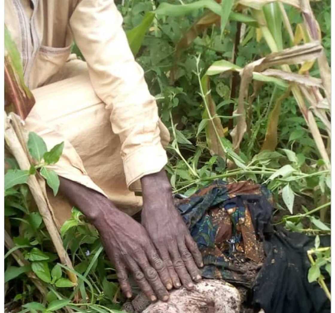 Hotuna: 'Yan sanda sun damke mutumin da ya birne jikansa da rai Hotuna: 'Yan sanda sun damke mutumin da ya birne jikansa da rai