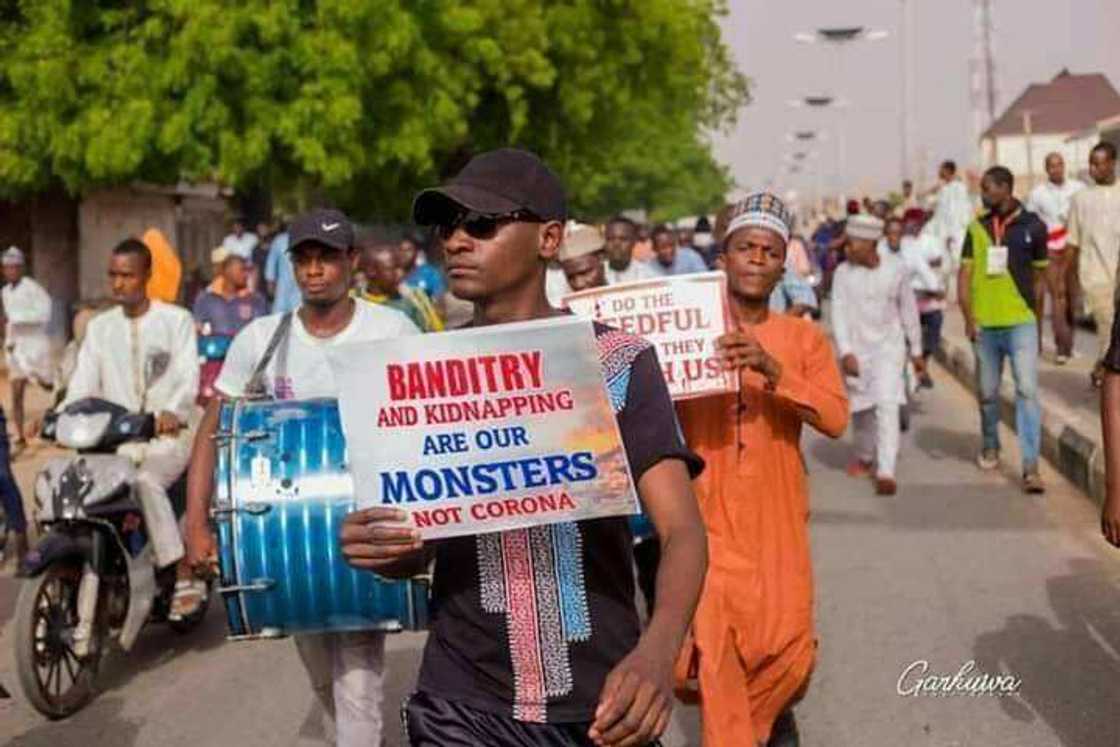 Jama'a sun kawar da shingen 'yan sanda yayin zanga - zanga a Katsina (hotuna) Jama'a sun kawar da shingen 'yan sanda yayin zanga - zanga a Katsina (hotuna)