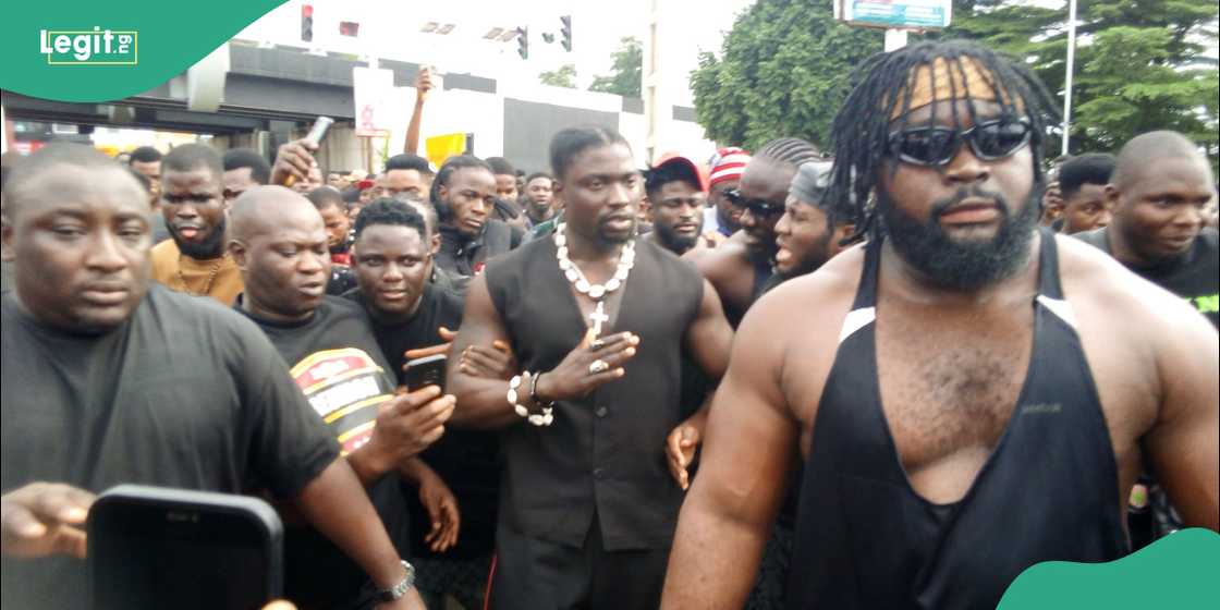 The crude killing of Fish Magnet is publicly mourned by VeryDarkMan and 2000 others in Anambra state. The crude killing of Fish Magnet is publicly mourned by VeryDarkMan and 2000 others in Anambra state.