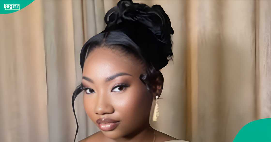 A Nigerian lady is surprised by what a little girl did when she carried her in church. A Nigerian lady is surprised by what a little girl did when she carried her in church.