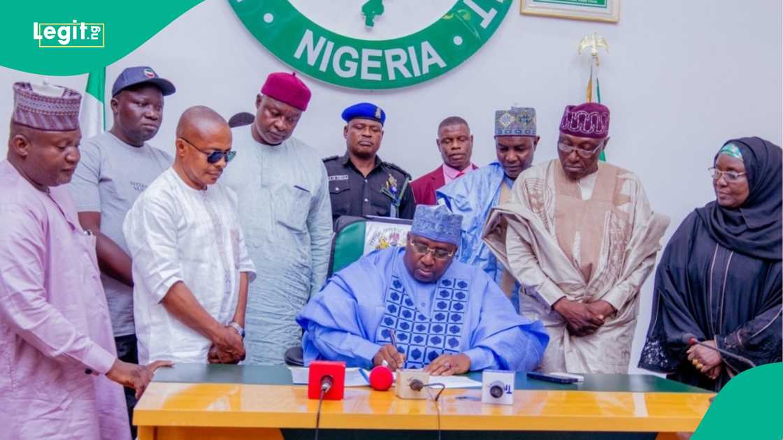 Gwamna Nasir Idris ya sha nanatawa jami'an gwamnan Kebbi muhimmancin rikon amana da jajurcewa wajen yi wa jama'a hidima. Gwamna Nasir Idris ya sha nanatawa jami'an gwamnan Kebbi muhimmancin rikon amana da jajurcewa wajen yi wa jama'a hidima.