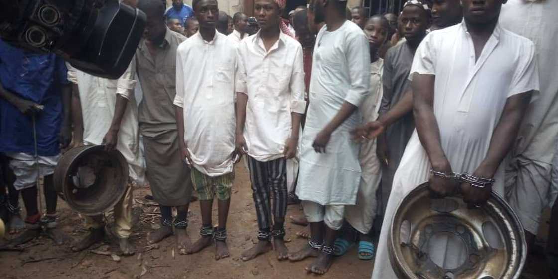 Yansanda sun gano wani gida da aka daure yara 300 a cikin sa a Kaduna Yansanda sun gano wani gida da aka daure yara 300 a cikin sa a Kaduna