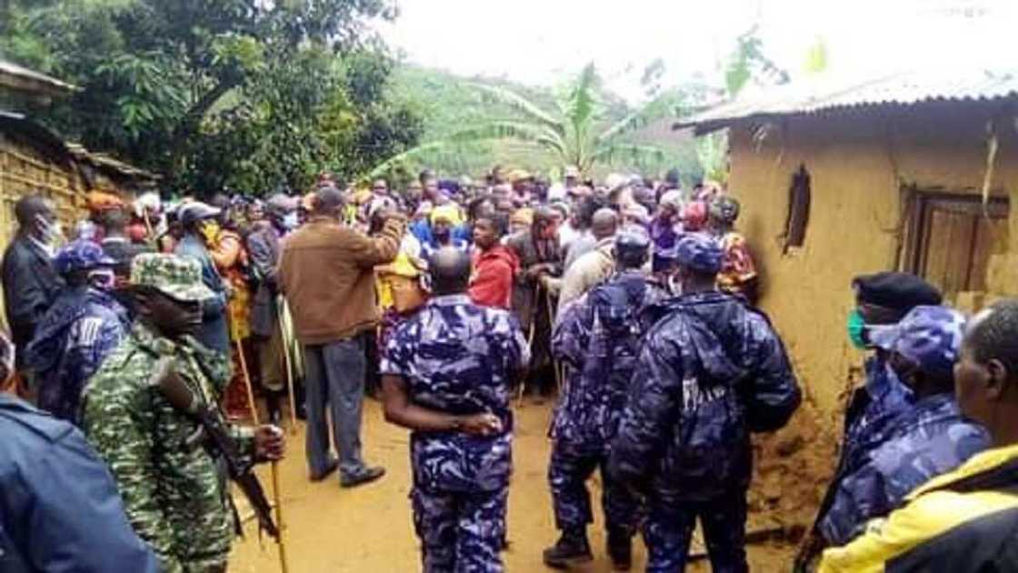 Matashin da ya kashe iyayensa, matarsa da kanwar matarsa ya mika kansa ga 'yan sanda (Hotuna)