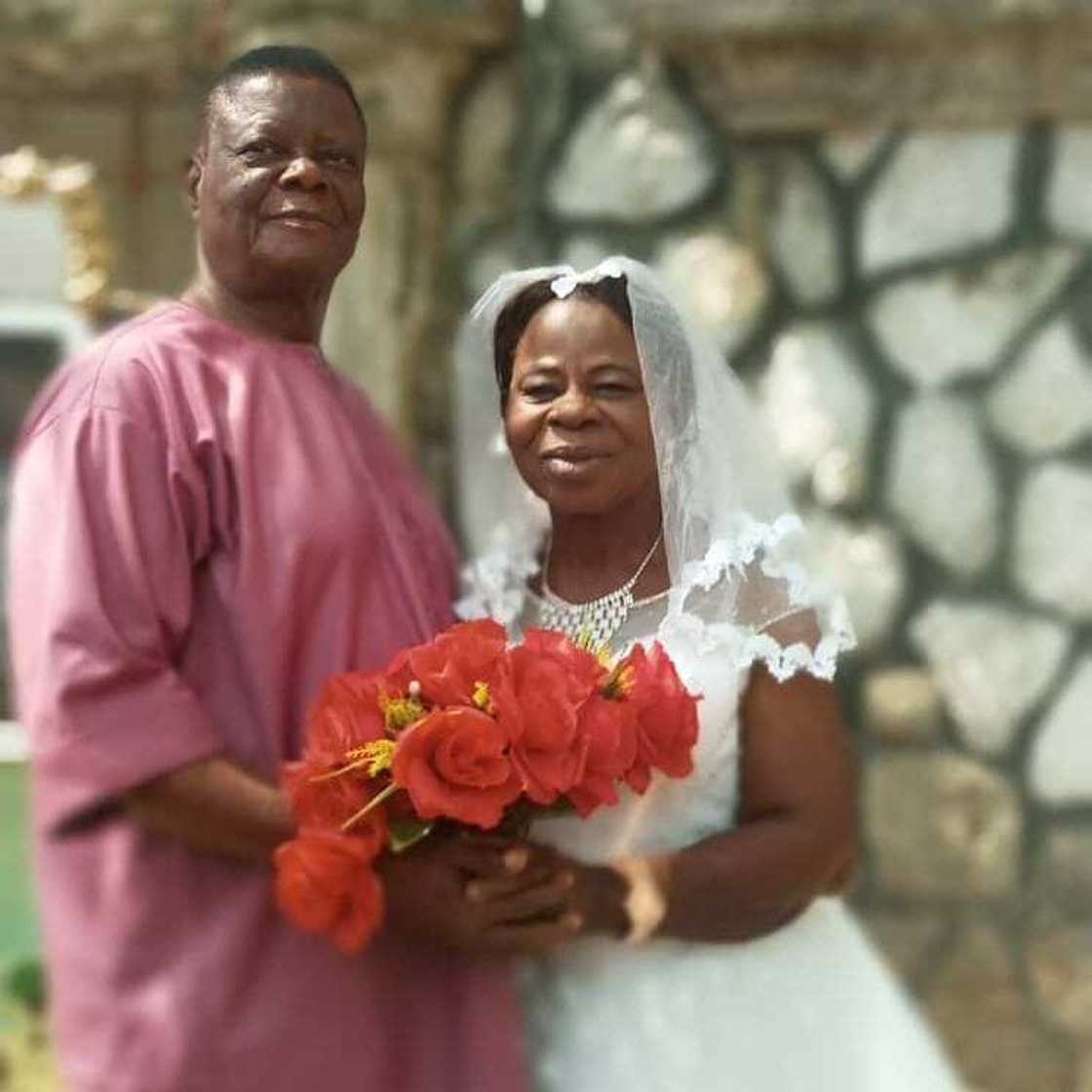 Tsohuwa yar shekara 60 ta yi aurenta na farko tare da burin ranta (hotuna) Tsohuwa yar shekara 60 ta yi aurenta na farko tare da burin ranta (hotuna)