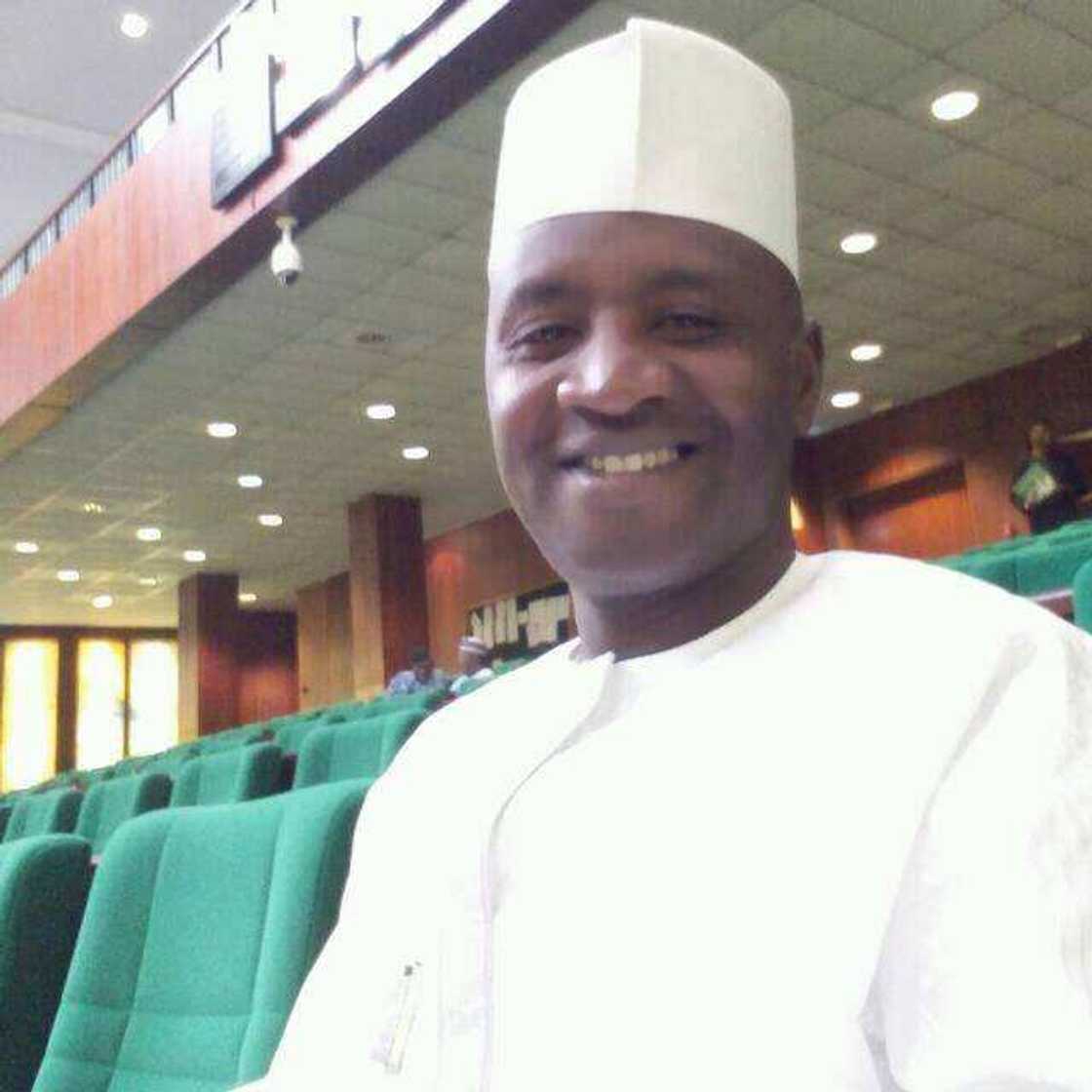 Dan majalisar APC ya ce Buhari na da rauni, ko Aisha ta fi shi kuzari, an bukaceshi yayi murabus Dan majalisar APC ya ce Buhari na da rauni, ko Aisha ta fi shi kuzari, an bukaceshi yayi murabus