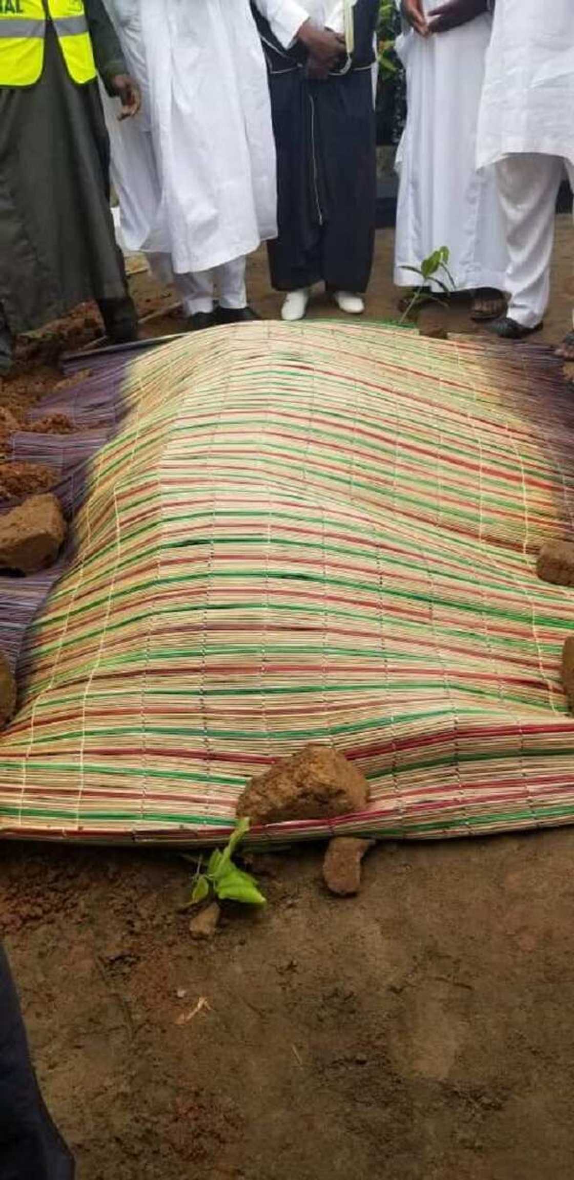 Yanzu-yanzu: An birne Ajimobi a gidansa da ke Ibadan Yanzu-yanzu: An birne Ajimobi a gidansa da ke Ibadan