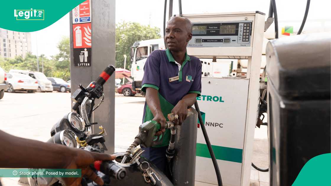 Matatar man fetur a makon jiya ta kara kudin fetur yayin da ka samu karin kudin danyen mai a duniya. Matatar man fetur a makon jiya ta kara kudin fetur yayin da ka samu karin kudin danyen mai a duniya.