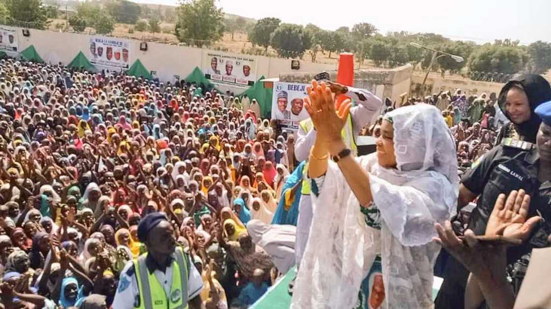 Dubban mata sun yi taron gangamin goyon bayan Buhari da Ganduje a Kano, hotuna Dubban mata sun yi taron gangamin goyon bayan Buhari da Ganduje a Kano, hotuna