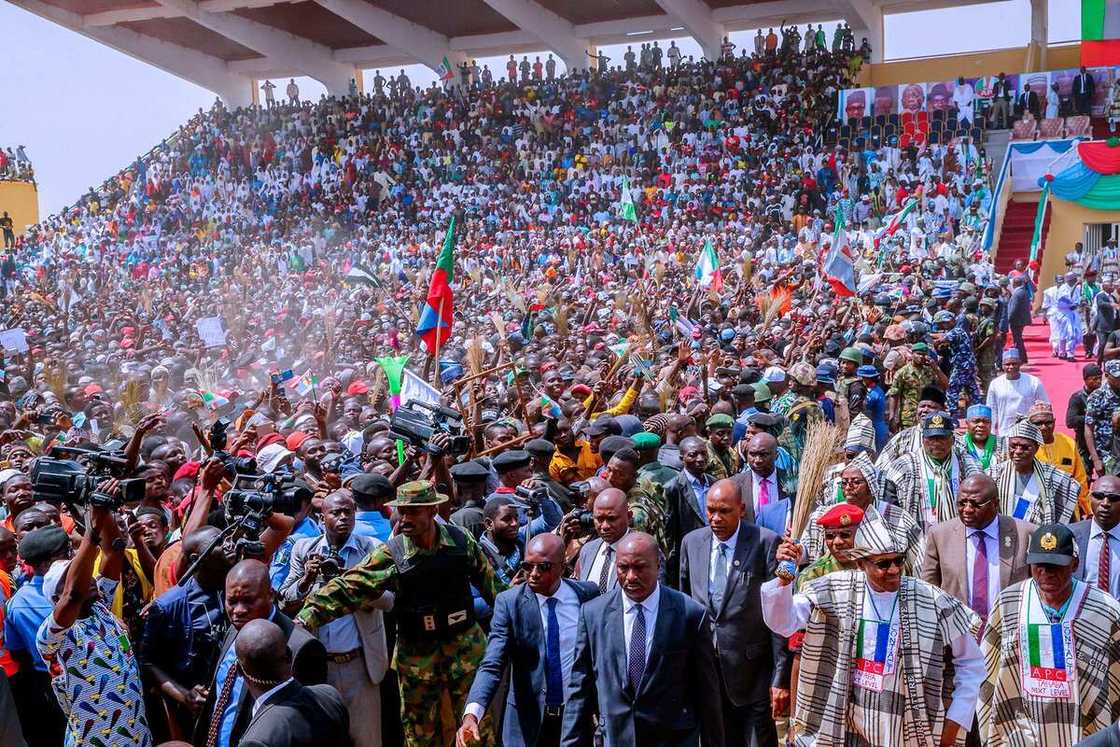 Hotuna da bidiyo: Yadda mutan jihar Taraba da Adamawa suka tarbi shugaba Buhari Hotuna da bidiyo: Yadda mutan jihar Taraba da Adamawa suka tarbi shugaba Buhari