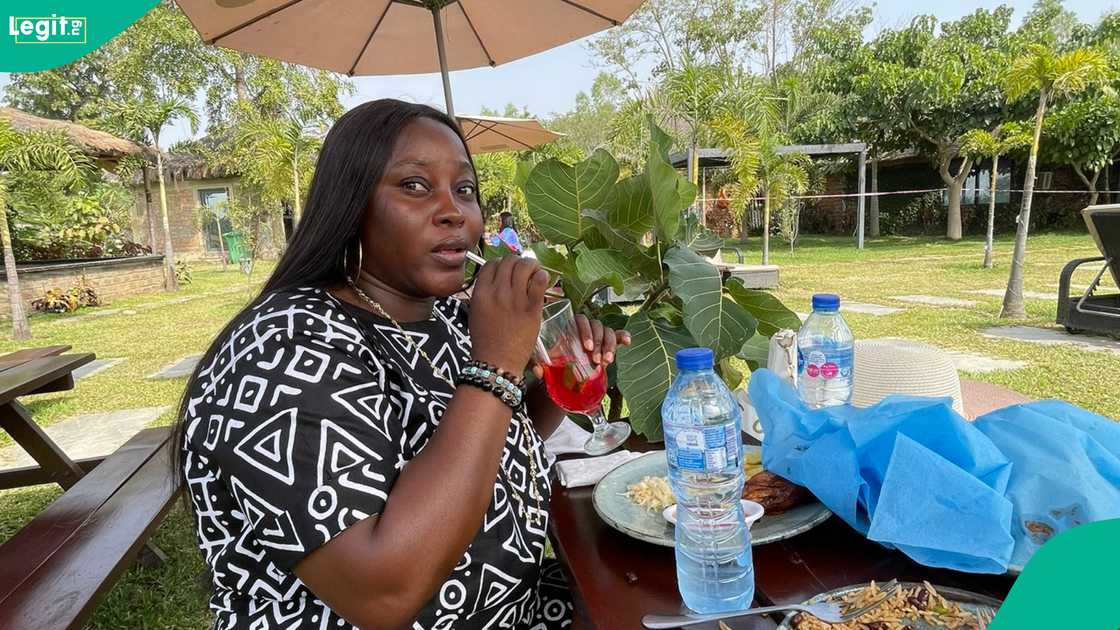 A man politely turns down a lady who wooed him on X