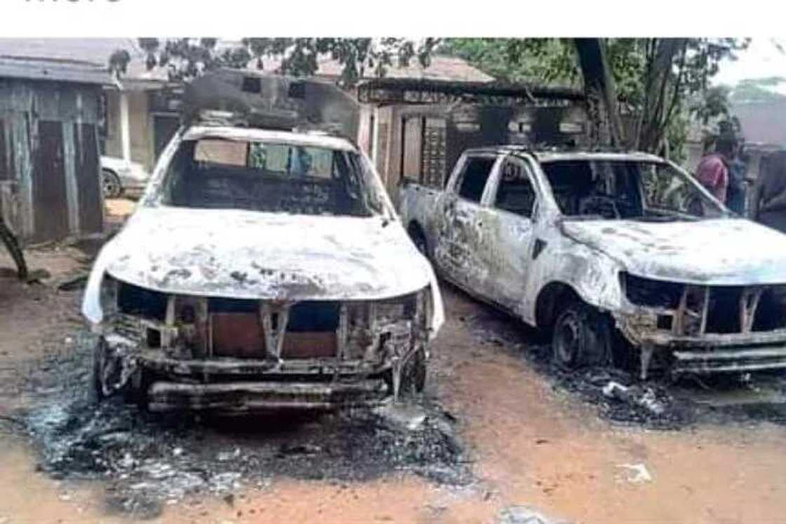 Yan Bindiga Sun Sake Ƙone Wani Ofishin Yan Sanda, Jami’ai Uku Sun Rigamu Gidan Gaskiya Yan Bindiga Sun Sake Ƙone Wani Ofishin Yan Sanda, Jami’ai Uku Sun Rigamu Gidan Gaskiya