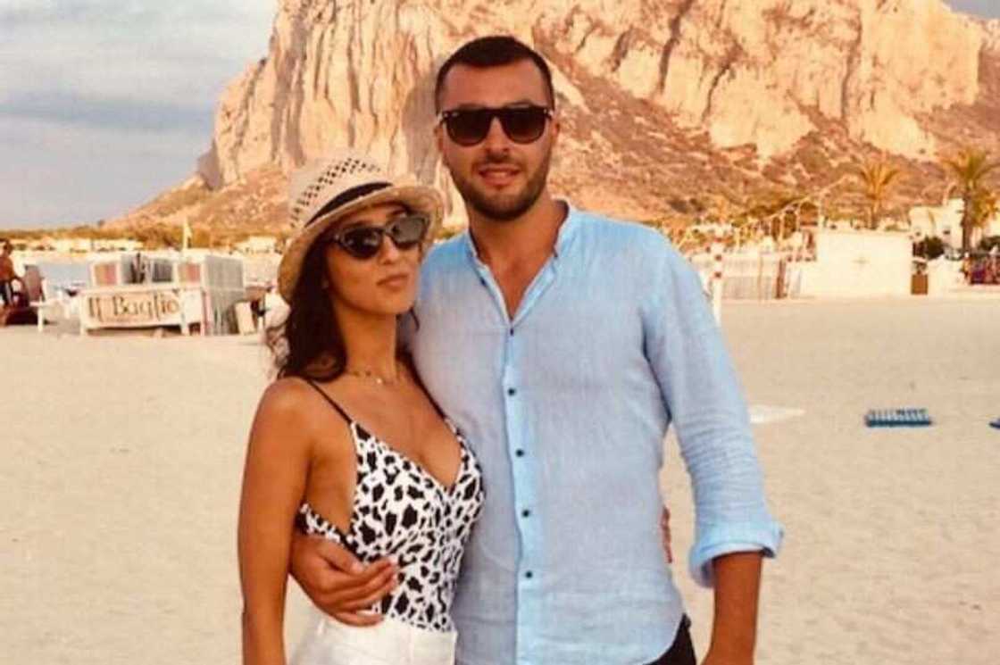 Ma'aikacin jinya ya kashe budurwarsa likita saboda ta harbe shi da coronavirus Ma'aikacin jinya ya kashe budurwarsa likita saboda ta harbe shi da coronavirus