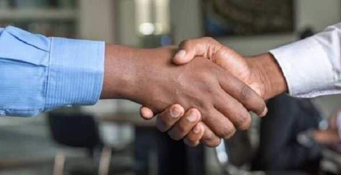 Jihohin Taraba da Imo sun haramta musabaha yayin gaisawa saboda coronavirus Jihohin Taraba da Imo sun haramta musabaha yayin gaisawa saboda coronavirus