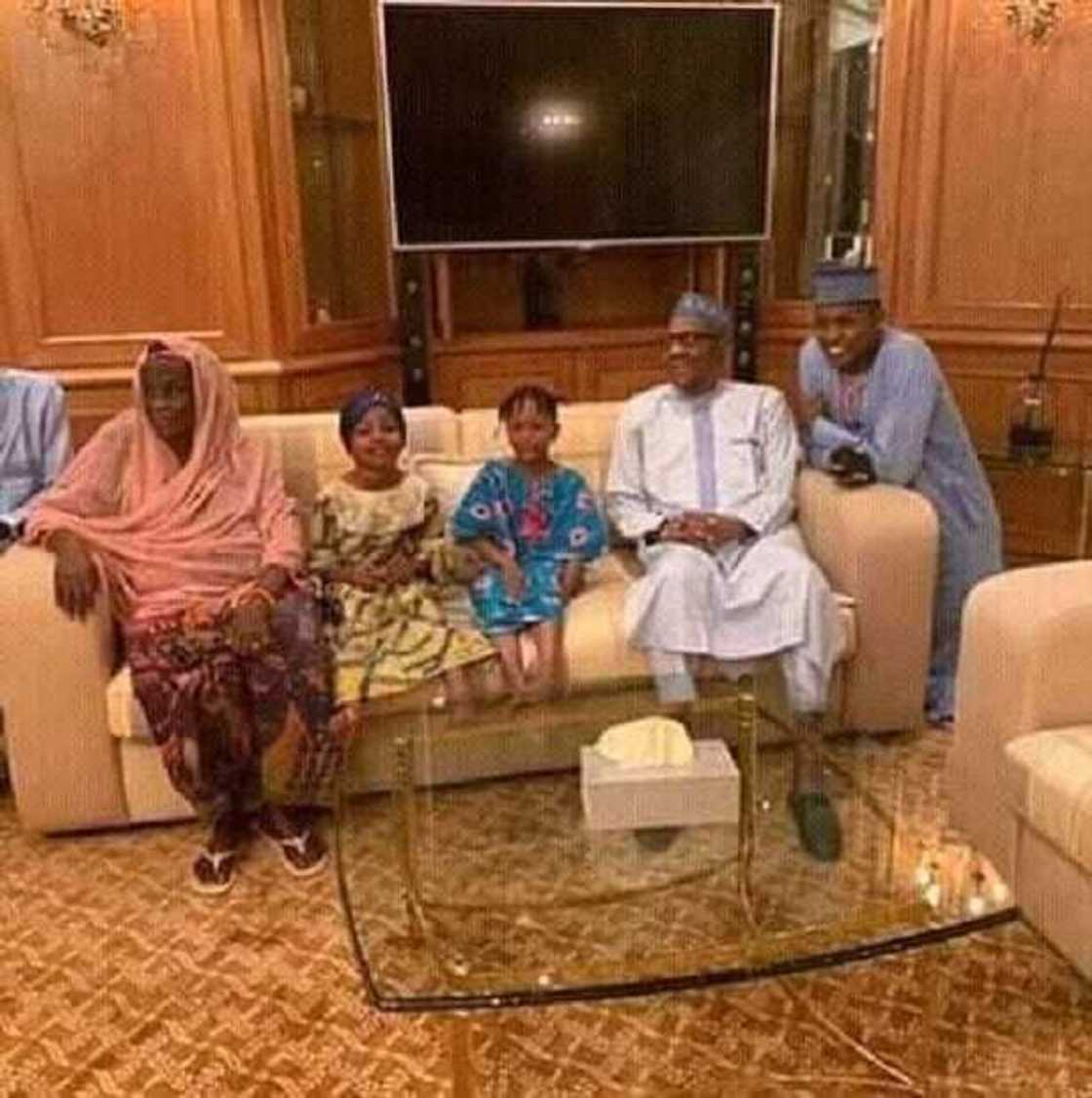 Naka naka ne: Yadda Buhari ya tarbi yayarsa a fadar shugaban kasa (Hoto) Naka naka ne: Yadda Buhari ya tarbi yayarsa a fadar shugaban kasa (Hoto)