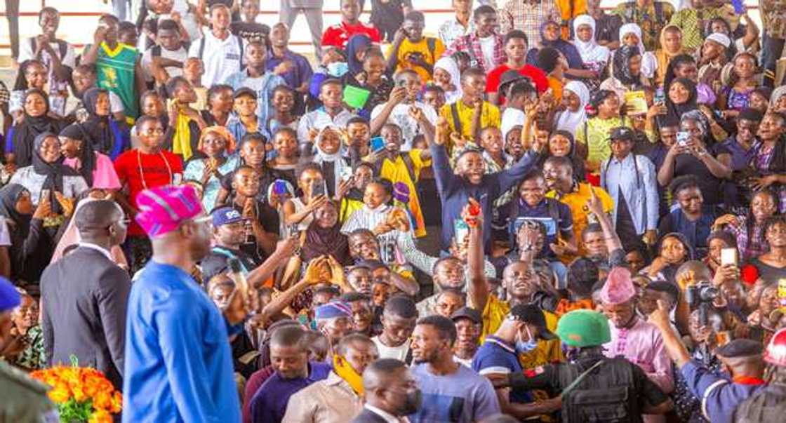 Yayin da El-Rufai ya yi karin 350% a kudin Jami’a, wani Gwamna ya yi wa kowane Dalibai ragi Yayin da El-Rufai ya yi karin 350% a kudin Jami’a, wani Gwamna ya yi wa kowane Dalibai ragi