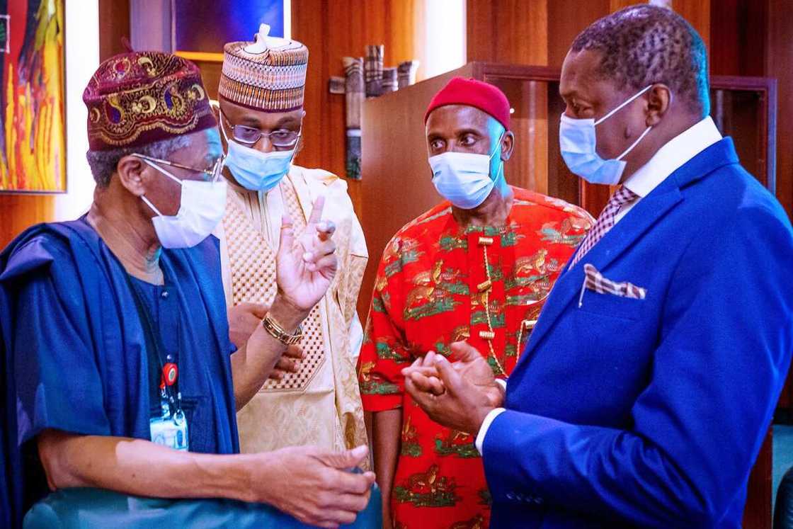 Shugaba Buhari ya jagoranci zaman majalisar zartaswa ta yanar gizo (Hotuna) Shugaba Buhari ya jagoranci zaman majalisar zartaswa ta yanar gizo (Hotuna)