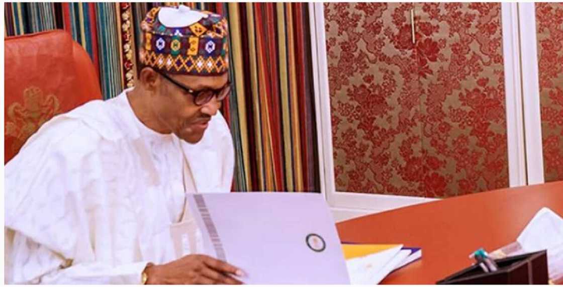 Buhari ya sake nada Fidet Okhiria a matsayin shugaban NRC Buhari ya sake nada Fidet Okhiria a matsayin shugaban NRC