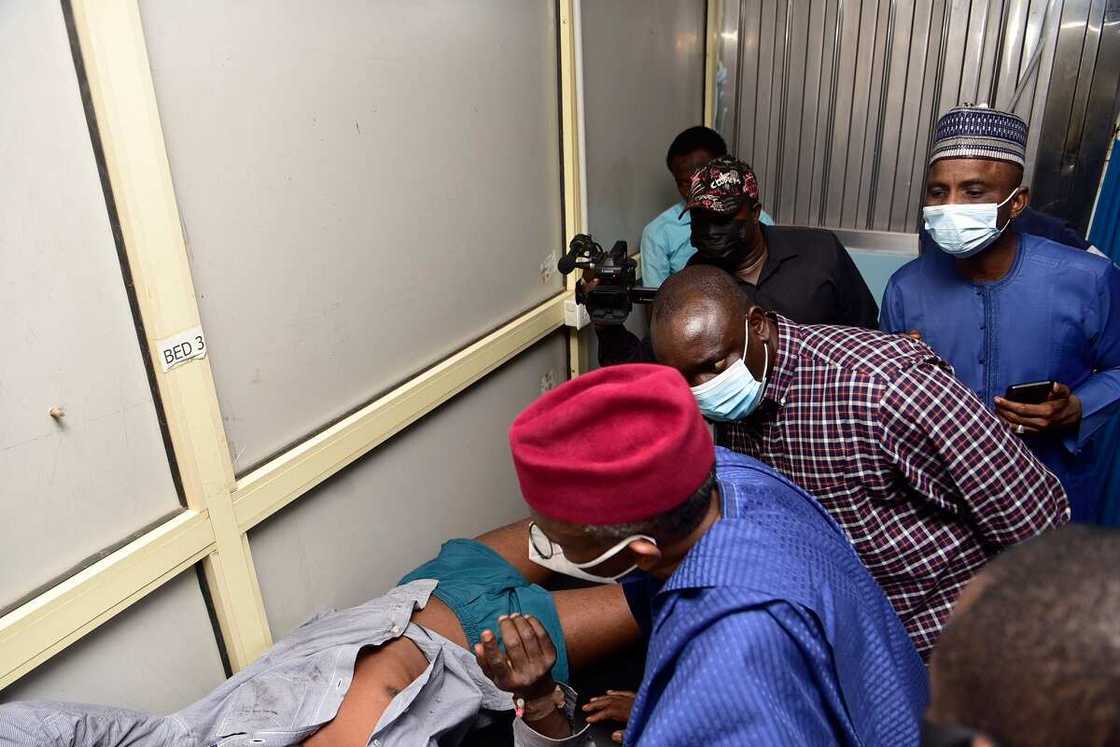 Hotunan El-Rufai Ya Ziyarci Wadanda Harin Da Yan Bindiga Suka Kai Wa Jirgin Kasa Ya Ritsa Da Su Hotunan El-Rufai Ya Ziyarci Wadanda Harin Da Yan Bindiga Suka Kai Wa Jirgin Kasa Ya Ritsa Da Su