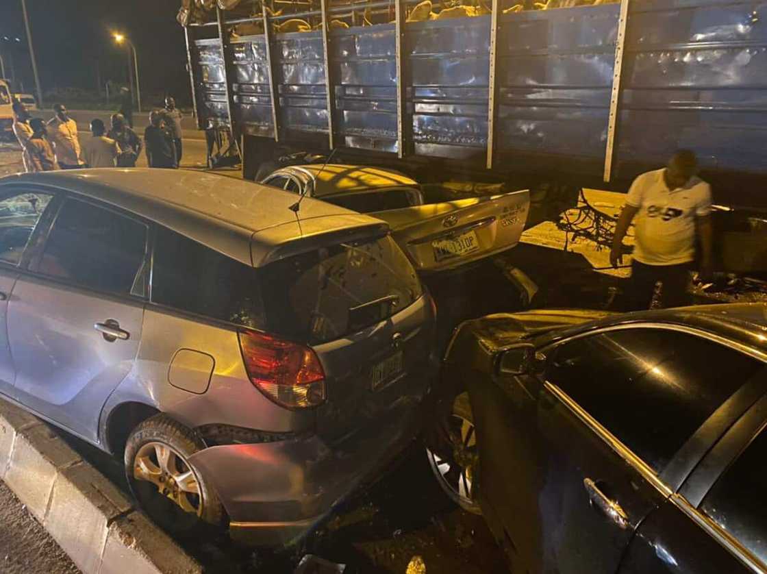 Hotunan mumunan hadarin mota da ya auku tsakanin Tirela motoci 11 daren Juma'a a Abuja Hotunan mumunan hadarin mota da ya auku tsakanin Tirela motoci 11 daren Juma'a a Abuja