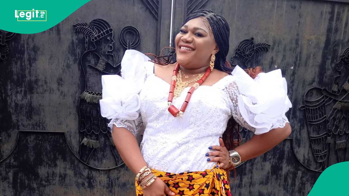 Woman shows alternative she uses to get light for 4 hours because she can't afford solar Woman shows alternative she uses to get light for 4 hours because she can't afford solar