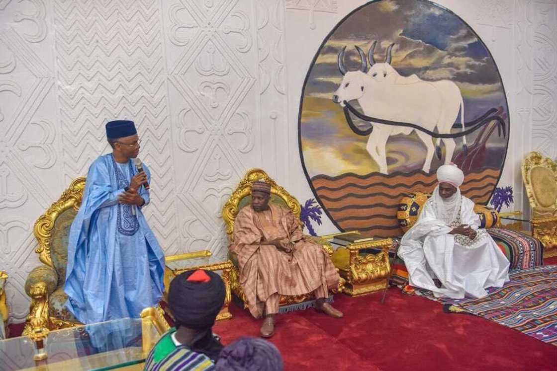 Cika alkawari: El-Rufai ya kaiwa Sarkin Gombe ziyarar 'ban-gajiya' (Hotuna) Cika alkawari: El-Rufai ya kaiwa Sarkin Gombe ziyarar 'ban-gajiya' (Hotuna)