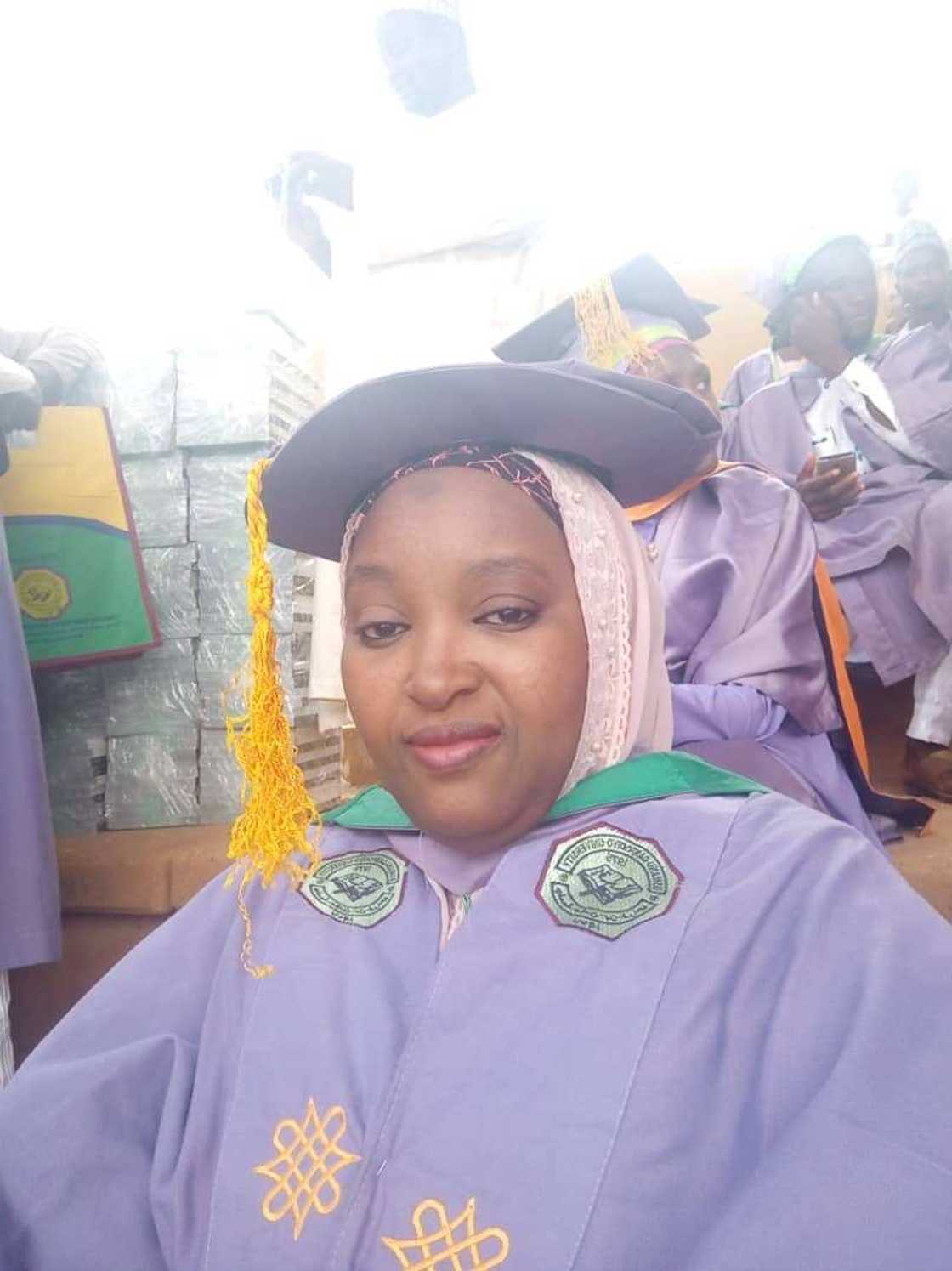 Wata uwar yara 8 mai shekara 45 ta samu digiri na uku daga jami’ar Usman Dan Fodio Wata uwar yara 8 mai shekara 45 ta samu digiri na uku daga jami’ar Usman Dan Fodio