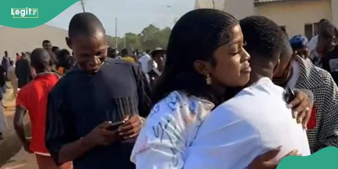 Nigerian graduate thanks her sponsor Nigerian graduate thanks her sponsor