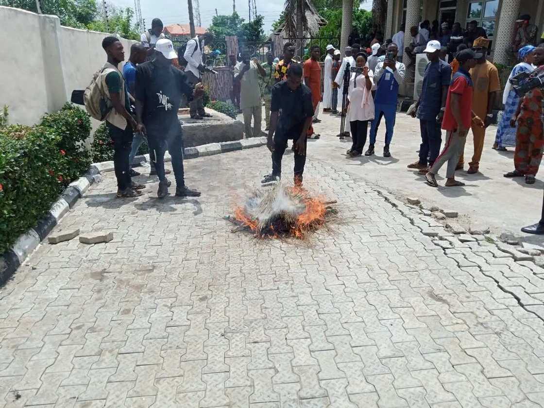 Rikicin cikin gidan APC Rikicin cikin gidan APC