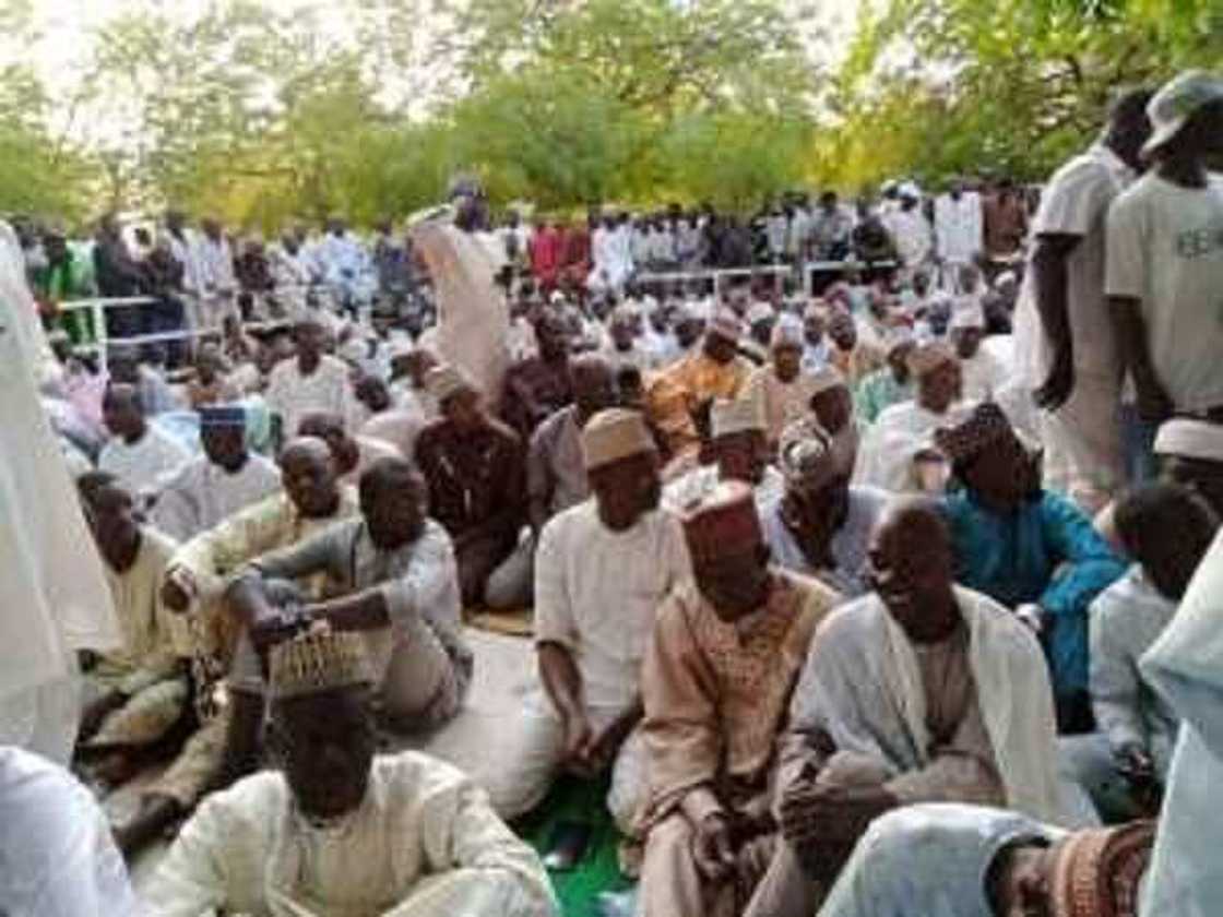 Kau da bara: Limamai sun yi wa Tambuwal addu'o'in samun nasara a kotun koli Kau da bara: Limamai sun yi wa Tambuwal addu'o'in samun nasara a kotun koli