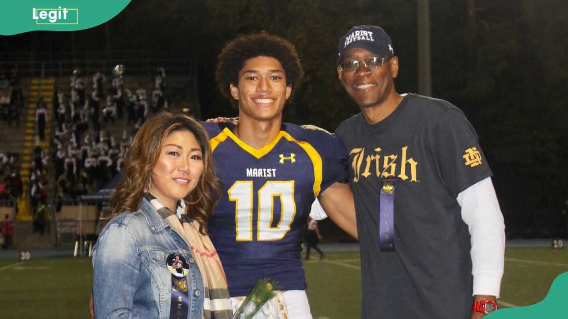 Kyle Hamilton with his parents posing for a photo after a match
