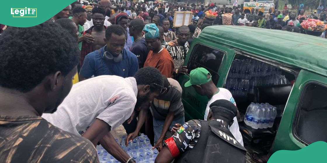 Police shares sachet water, sausage rolls to protesters