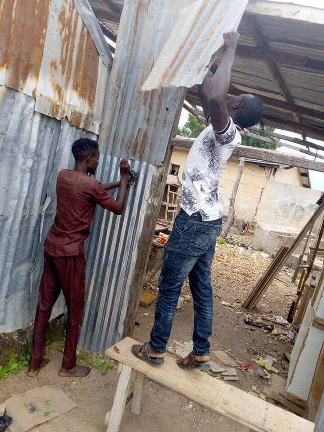 Hotuna: Magoya bayan APC sun ragargza shagunan wasu 'yan kasuwa da suka koma PDP Hotuna: Magoya bayan APC sun ragargza shagunan wasu 'yan kasuwa da suka koma PDP