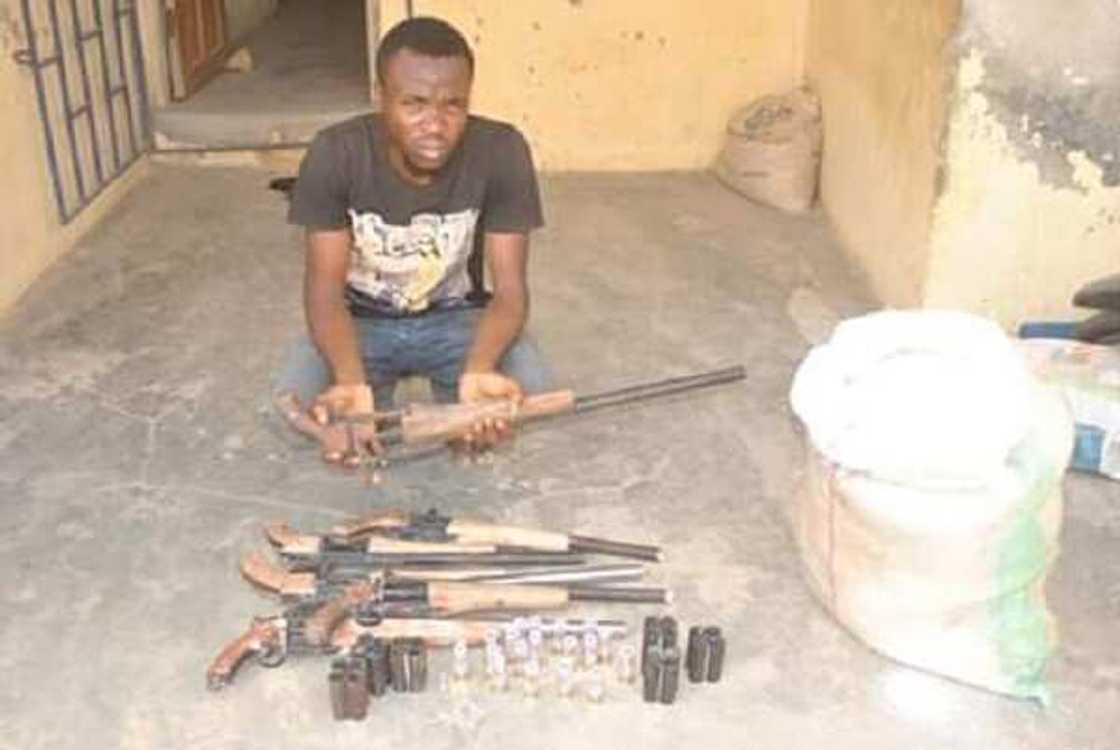 An kama wani da bindigu da alburusai cikin buhun garrin rogo (Hoto) An kama wani da bindigu da alburusai cikin buhun garrin rogo (Hoto)